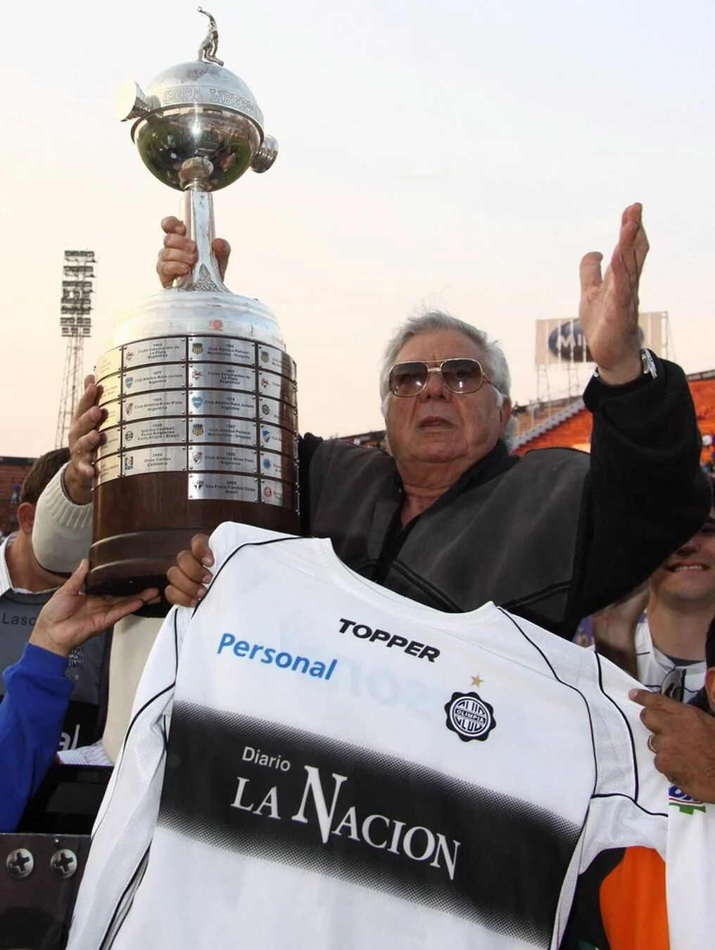 Osvaldo Domínguez Dibb with the Copa Libertadores trophy.