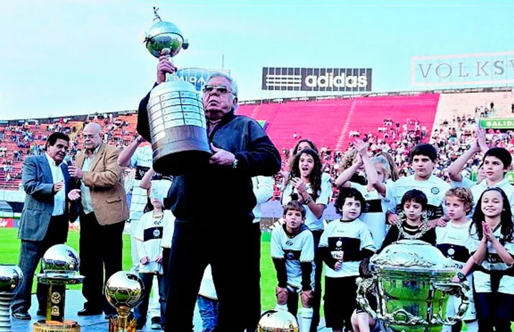 Different generations of Olimpia supporters together.